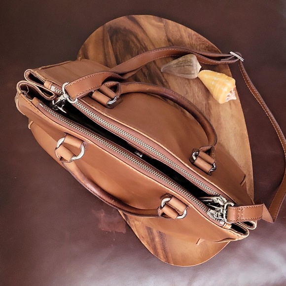 Danier Vintage Structured Leather Tote in Tan - Picture 3 of 16